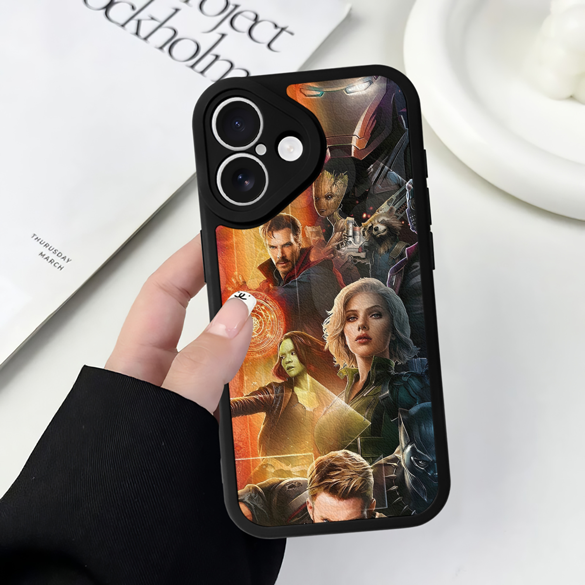 （画像用） アベンジャーズ The Avengers 【iPhone 16シリーズ対応】シリコンスマホケース（レザー調） 材質：シリコン